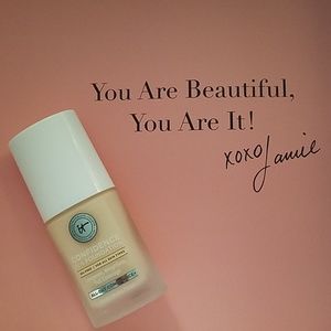 It Cosmetics Confidence in a Foundation.